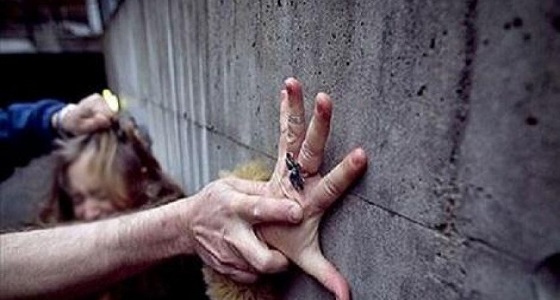 فتاة تشتكي والدها وأشقائها لإجبارها على إقامة علاقات جنسية مع مجهولين