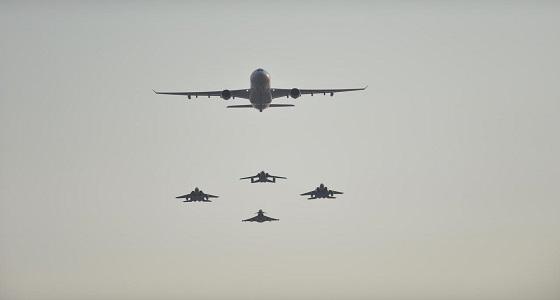 بالصور.. عرضا جويا لمقاتلات القوات الجوية الملكية في سماء الرياض