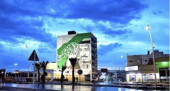 بالفيديو والصور.. سعودي يرسم جدارية للملك المؤسس بارتفاع 18 طابق