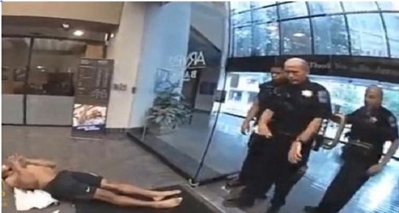 شاب يقتحم بنك عاريا والشرطة تقتله برصاصات صاعقة