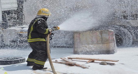 اندلاع حريق في ناقلة وقود ” بنزين ” أثناء تفريغه بالخزان