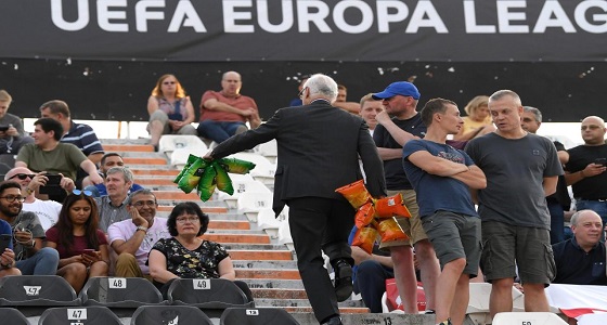 بالصور.. رئيس فريق تشيلسي يوزع رقائق البطاطس على المشجعين