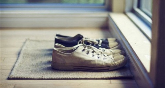 أسباب تدفعك لخلع الحذاء قبل الدخول للمنزل
