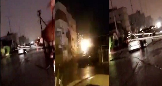 بالفيديو.. سقوط عمود إنارة على سيارة في جازان