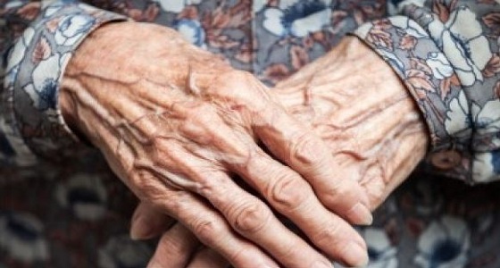 رجل يلقي والدته الثمانينية خارج منزلها لإرضاء زوجته