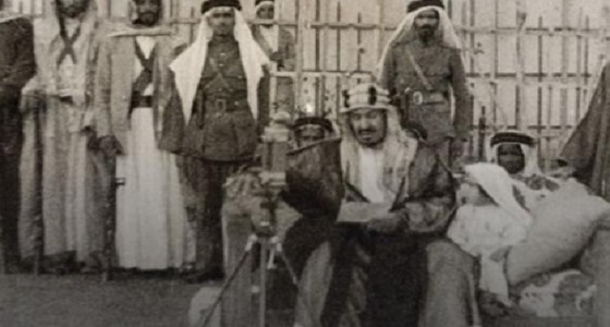 فيديو نادر للملك المؤسس قبل 83 عاماً وبجانبه خادم الحرمين
