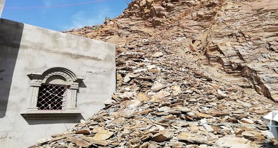 بالصور.. انهيار صخري يتسبب في تهجير أسرة من منزلها بالريث