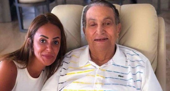 المرأة التي ظهرت في الصورة مع &#8221; مبارك &#8221; توضح قصتها