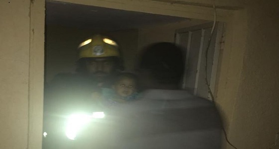 بالصور.. إنقاذ عائلة من 7 أشخاص من حريق نشب بمنزل في حفر الباطن