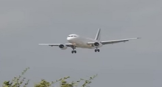 بالفيديو.. طيار يرفض الهبوط بالطائرة في المطار لهذا السبب