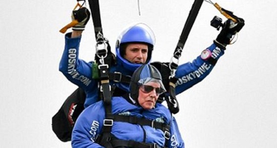 بالفيديو.. ” تسعيني ” يقفز من طائرة على ارتفاع شاهق