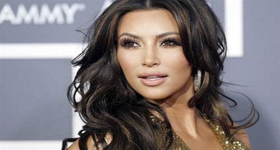 بالصور.. كيم كاردشيان تظهر بفستان مصنوع من الدولارات بالكامل