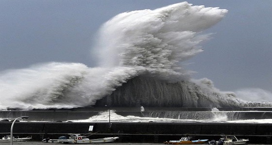 بالفيديو.. إعصار جيبي يجتاح اليابان ويقتل 6 أشخاص ويلغي 700 رحلة جوية