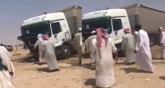بالفيديو.. شاحنة تنحرف عن مسارها وتدخل في أحواش سوق الإبل بحفر الباطن