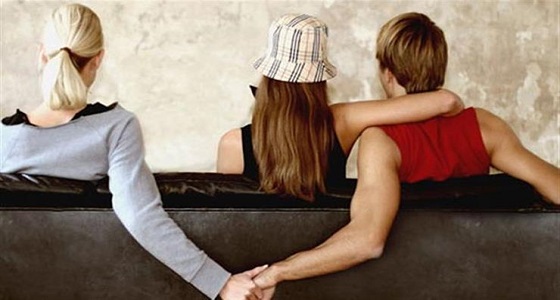 زوجة تطلب الخلع من زوجها بعد أن تزوج صديقتها