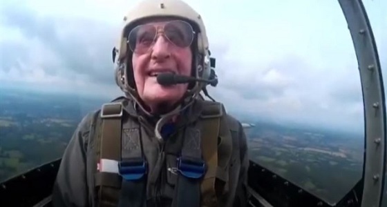 بالفيديو.. طيار يقترب من المائة عام يحلق بطائرة حربية