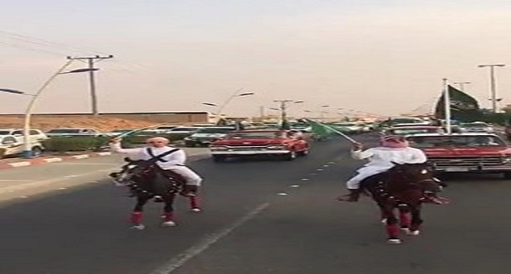 الخيول العربية والسيارات التراثية تجذب أنظار المواطنين بيوم الوطن 88 بالأرطاوية