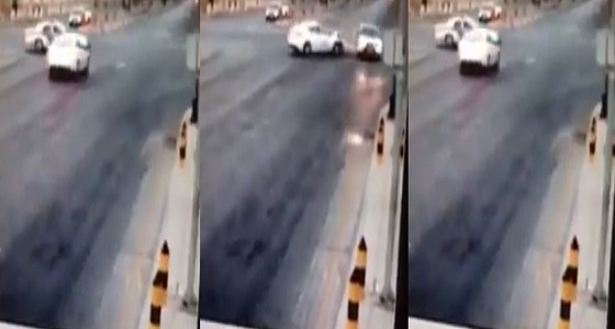 بالفيديو.. سائق ” تاكسي ” يقطع الإشارة ويصور ساهر ويصدم سيارة الشرطة