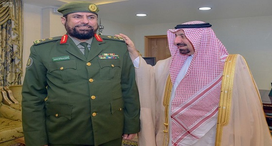 أمير نجران يقلد مدير جوازات المنطقة رتبة لواء