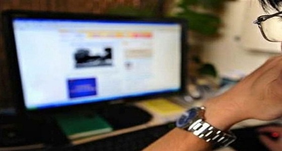 زوجة تطلب الخلع من زوجها بعد اكتشاف خيانته عبر الإنترنت