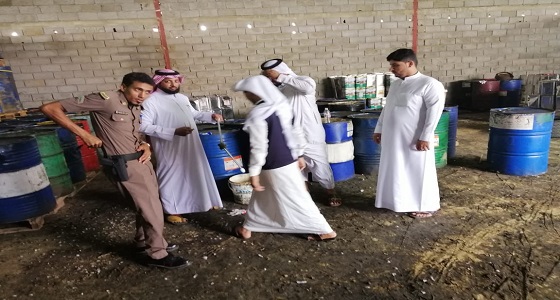بالصور.. ضبط أكبر مستودع لتجميع الزيوت المستخدمة في المطاعم بجازان