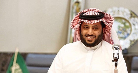 تركي آل الشيخ يكرم قائدين لفريقي الزمالك والهلال في مباراة السوبر السعودي المصري