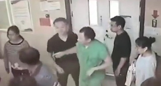 بالفيديو والصور.. رجل يعتدي على طبيب لرفضه إجراء هذه العملية