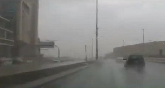 بالفيديو.. استمرار هطول الأمطار على مدينة الرياض والمحافظات المجاورة
