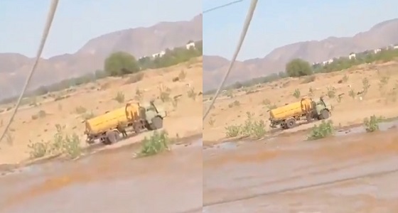 بالفيديو.. صهريج يفرغ حمولته داخل مياه وادي نجران