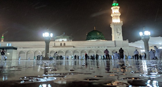 بالفيديو والصور.. الأمطار تغسل أرض الحرم النبوي الشريف