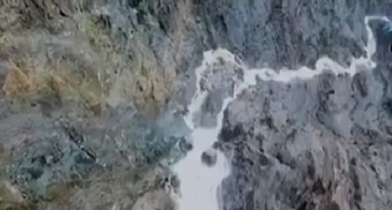 بالفيدو.. جريان الشلالات في عقبة شعار بعد سقوط الأمطار شمال أبها
