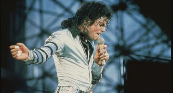 بسعر خيالي.. سترة لـ ” مايكل جاكسون ” في مزاد علني