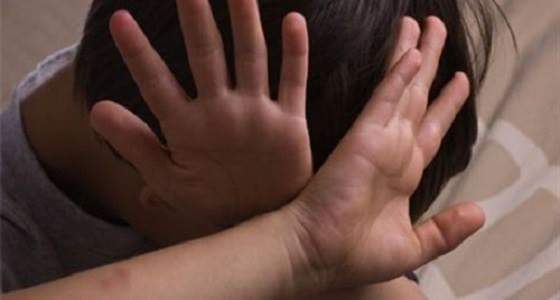 رغم ثرائه.. أب يترك طفله ينام على البلاط