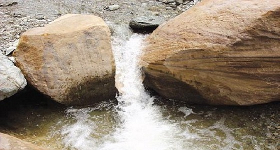 في موقف بطولي.. طفلة تعرض حياتها للخطر لإنقاذ طفل سقط بالمياه الكبريتية