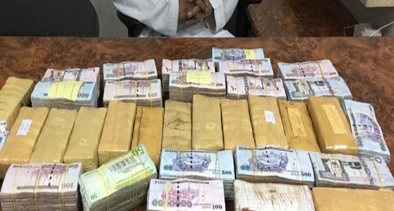القبض على باكستاني بحوزته 100 ألف ريال سعودي