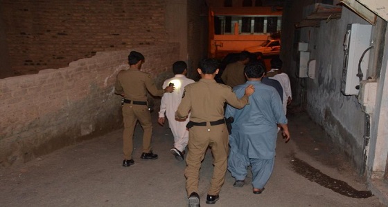 بالصور.. القبض على 47 مخالفا يديرون مصنعا للعبايات المقلدة بمكة