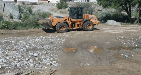 بالصور.. إعادة فتح طرق قرى &#8221; سد عامر بني شهر &#8221; بعد أن جرفتها السيول