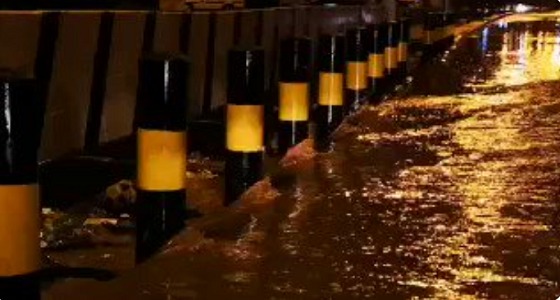 بالفيديو..أمطار غزيرة تغرق شوارع نجران..والدفاع المدني يحذر الأهالي