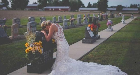 بالصور.. عروس تحتفل بزفافها عند قبر عريسها