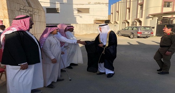 بالصور.. محافظ النماص ينقل تعازي القيادة الرشيدة لأسرة الشهيد ” الشهري “