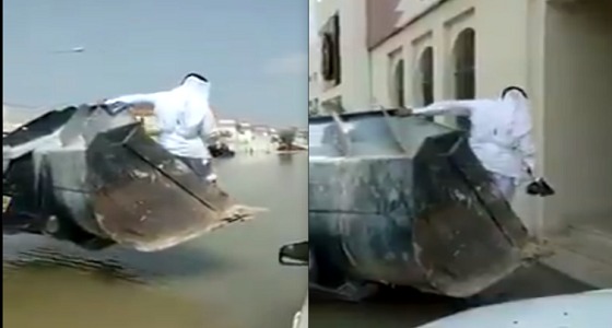 بالفيديو.. القطريون يذهبون للدوام بالشيول بسبب الأمطار