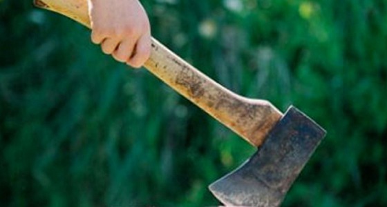 شاب يقطع يد زوجته بفأس بعد أن شك في خيانتها له