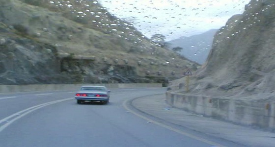 مرور عسير يغلق عقبة ضلع بسبب انهيار صخري