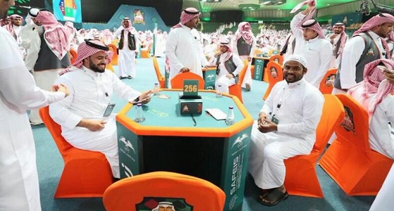 واقعة طريفة.. سعودي يستعين بمكفوله البنغالي للمنافسة في بطولة المملكة للبلوت (صور)