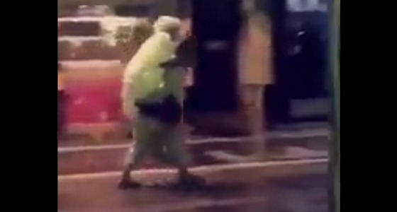 بالفيديو.. زائر للحرم المدني يحمل والده فوق ظهره بعد هطول الأمطار