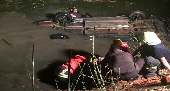 بالصور.. مصرع 3 أشخاص سقطت مركبتهم في قناة تصريف بدومة الجندل