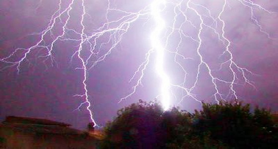 أمطار وصواعق رعدية تضرب جازان.. والدفاع المدني يحذر من مخاطرها