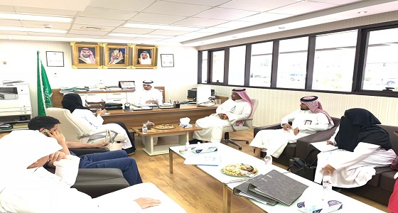 بالصور :بعد زيارتها له مديرة إدارة الطب المنزلي بصحة جده تعد بفتح قسم له بمستشفى أضم