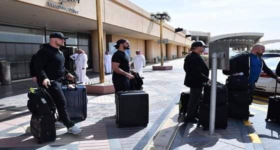 بالصور.. لحظة وصول عدد من نجوم WWE إلى الرياض