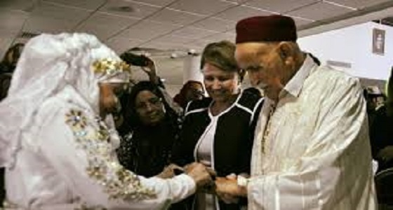 بالصور.. قصة حب عجوزين تنتهى بالزواج